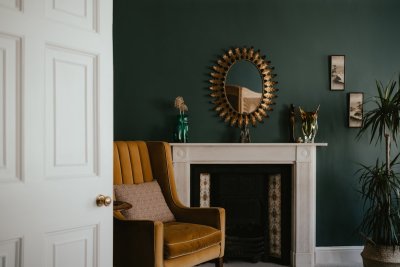 Schilder je plint in de muurkleur en de kamer groeit