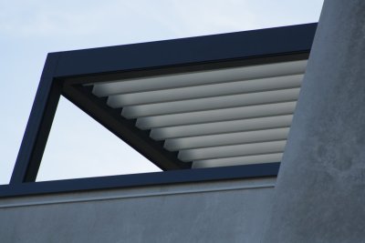 De pergola met draaibare lamellen wint van de parasol