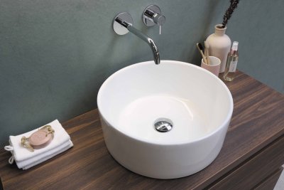 Ronde wastafels en warme kleuren nemen de badkamer over