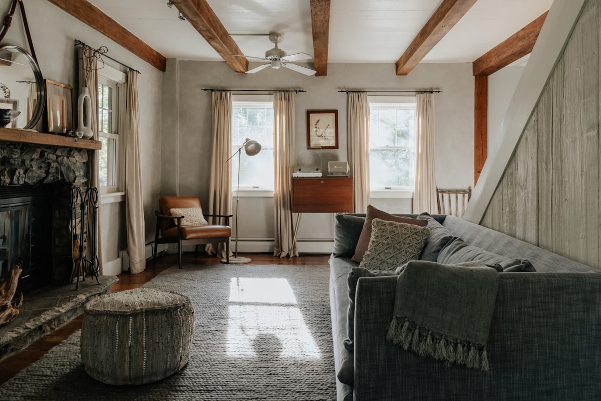 Waarom textuur belangrijker is dan kleur in je interieur